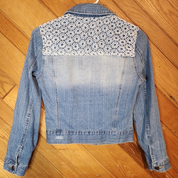 Francesca's Harper distressed lace detailed light wash denim jacket size small - Picture 7 of 11